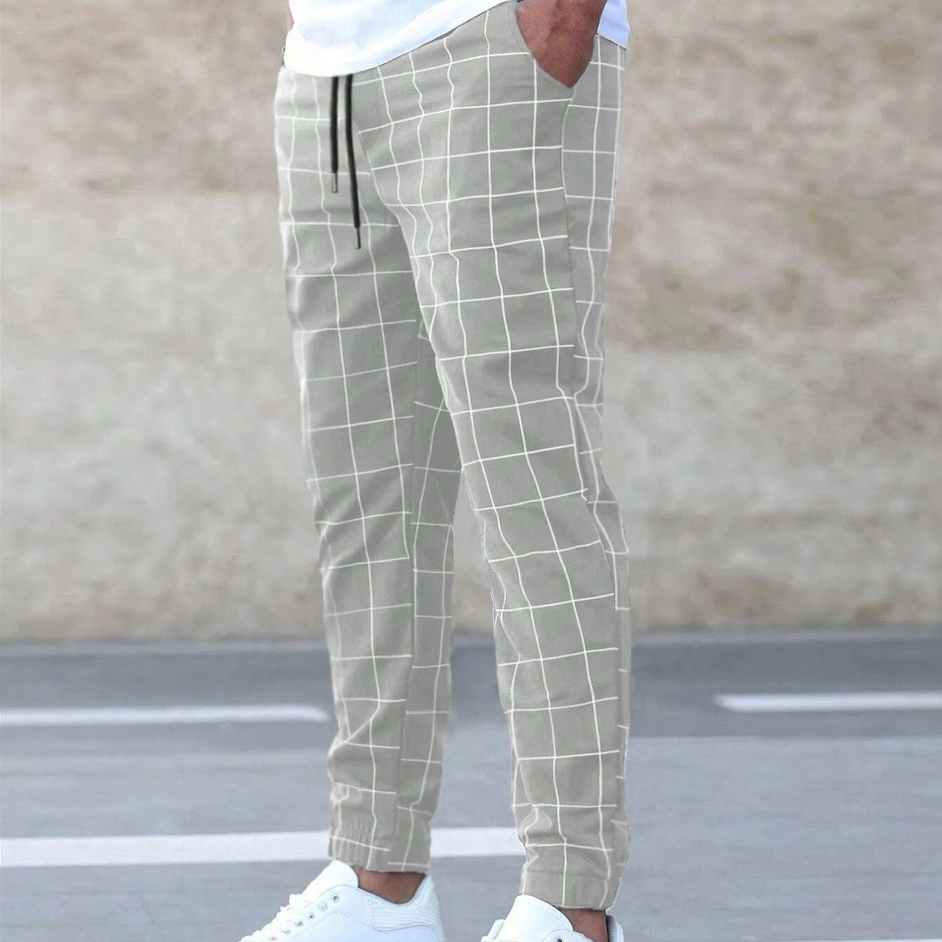 Pantalón Hombre a Cuadros con Corte Jogger Ajustado