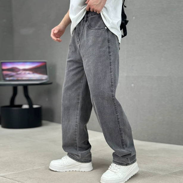 Men's relaxed fit straight jeans