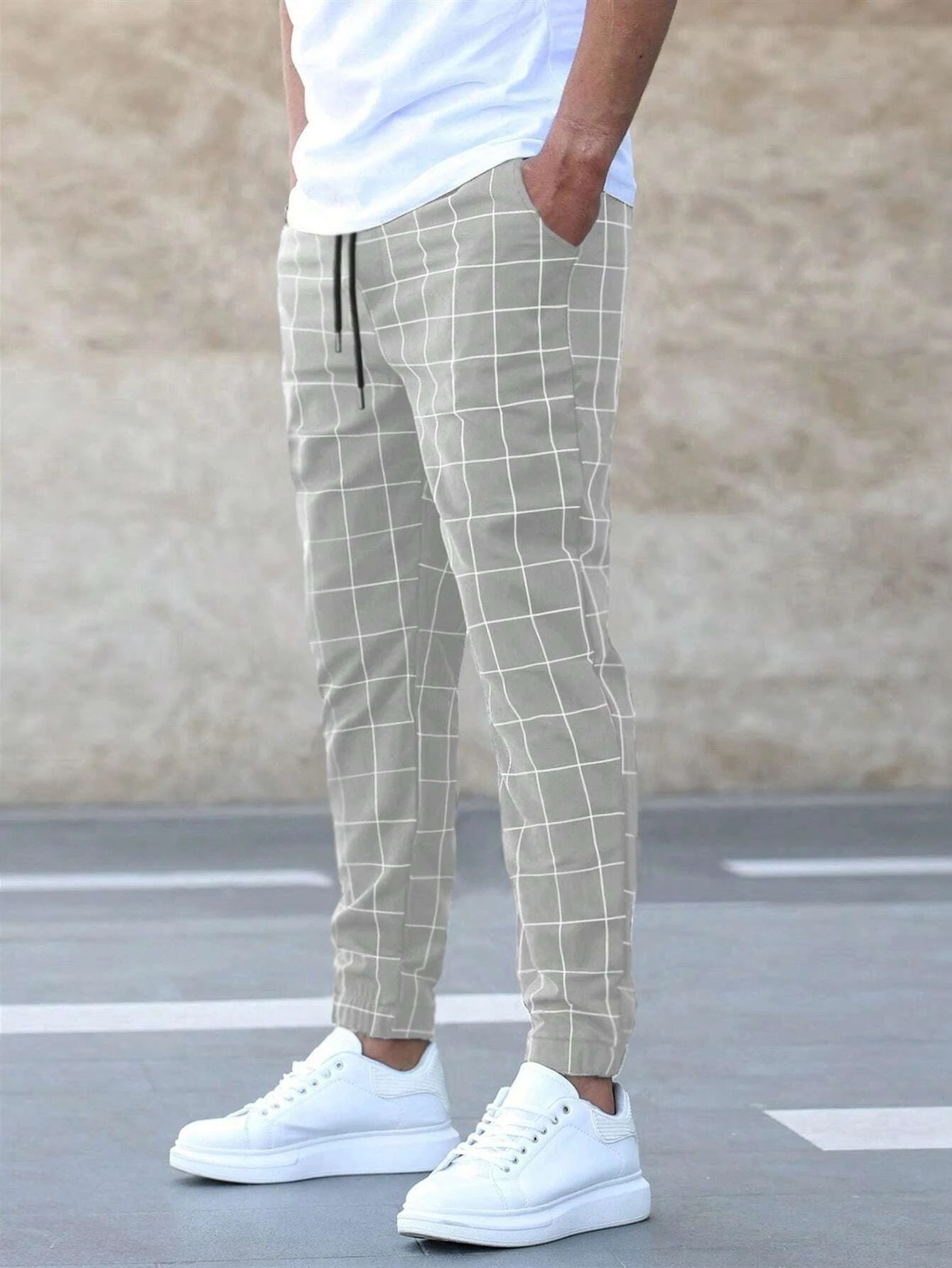 Pantalon Homme à Carreaux avec Coupe Jogger Effilée