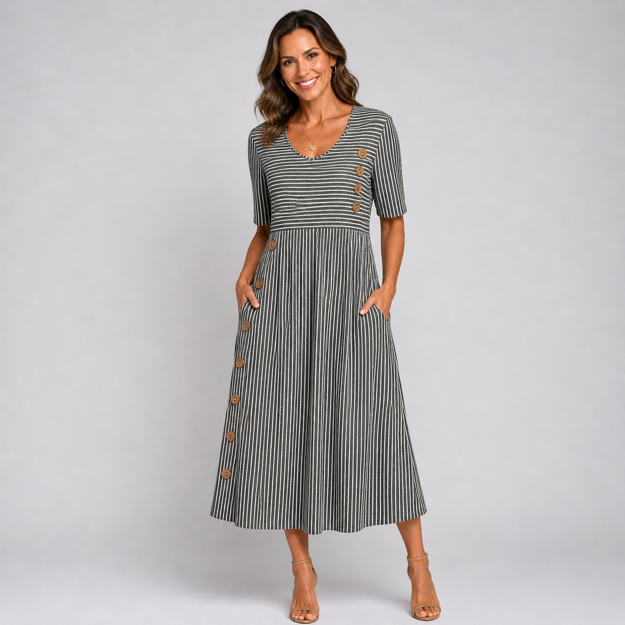 Robe Midi Rayée à Boutons Décoratifs et Poches