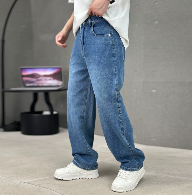 Men's relaxed fit straight jeans
