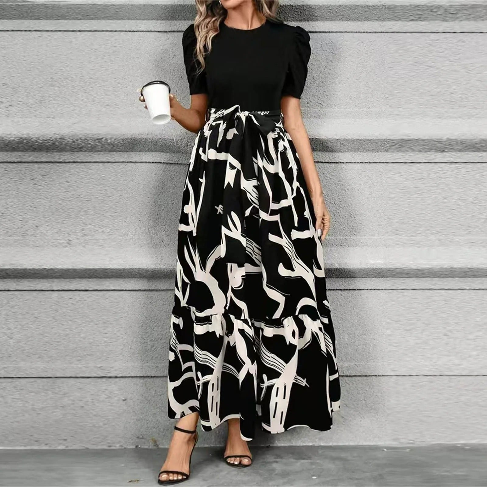 Robe longue fleurie élégante pour invitée de mariage avec taille à nouer