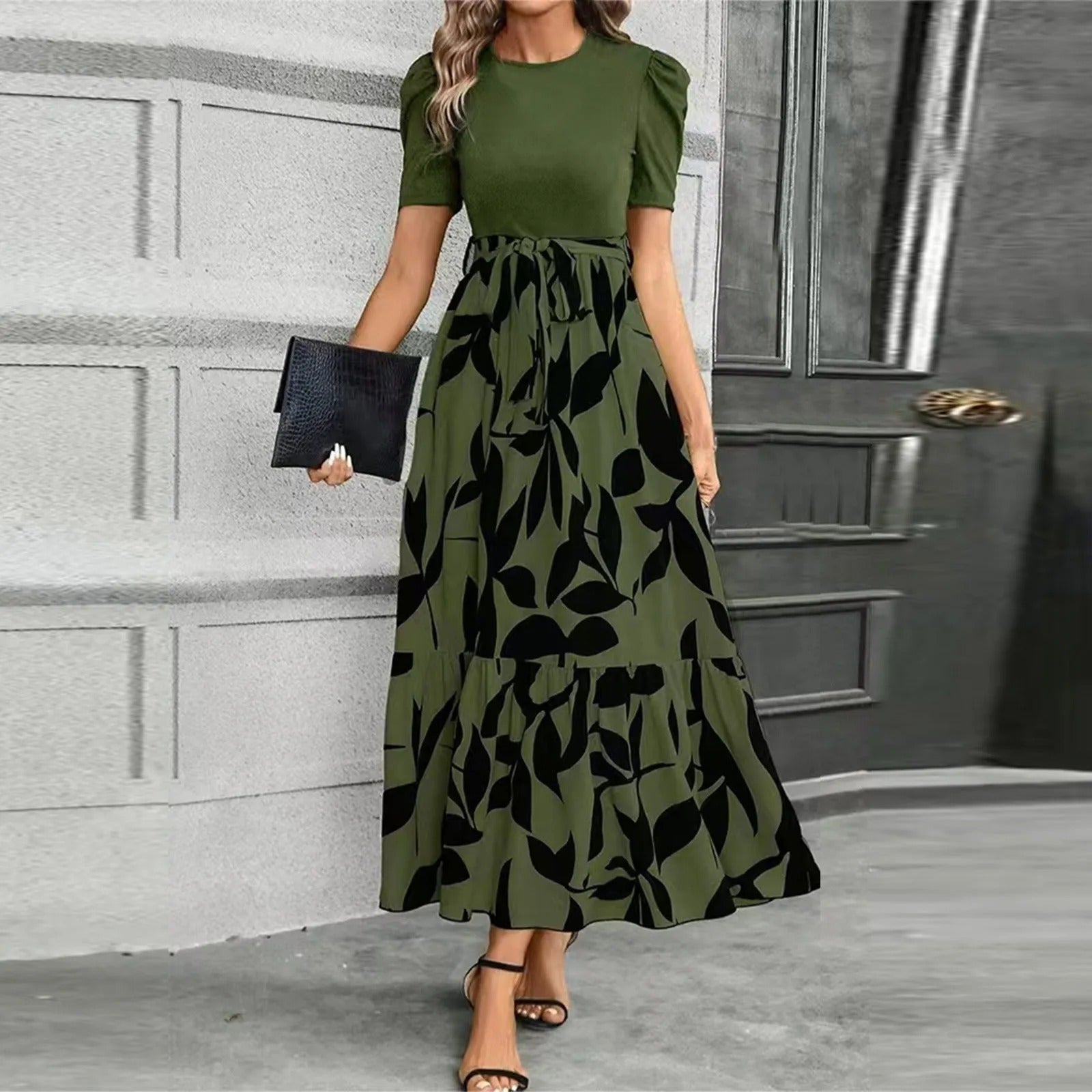 Robe longue fleurie élégante pour invitée de mariage avec taille à nouer